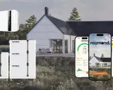 Solis växelriktare och Raymond energilagringssystem vid ett modernt hus. Telefoner visar appen för att övervaka solenergi.