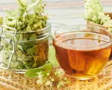 Infusion de tilleul, une boisson réconfortante. Bien que généralement sans effet secondaire, une consommation excessive peut avoir des conséquences.