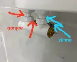 Grzejnik nie grzeje. Strzałki pokazują, że gorąca woda nie płynie, a zimna tak.