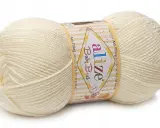 Kłębek jasnej, kremowej włóczki Alize Cotton Baby Soft. Idealna do delikatnych dzianin dla dzieci, miła w dotyku i odporna na mechacenie.