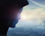 Asari spogląda na wschód słońca nad mglistym miastem, zapowiadając nowe przygody w Mass Effect 5.