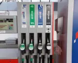 Dwie pompy paliwowe: jedna z oznaczeniem benzyna (98, 95), druga z napisem DIESEL. Wybór między benzyną a ropą.
