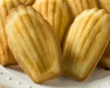 Des madeleines dorées et moelleuses, parfaites pour une recette facile à la Cyril Lignac.