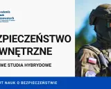 Bezpieczeństwo wewnętrzne Poznań: Akademia Nauk Stosowanych oferuje darmowe studia hybrydowe. Na zdjęciu żołnierz w pełnym rynsztunku.