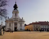 Rynek w Wadowicach z bazyliką i kamienicami. Wspaniałe wadowickie atrakcje czekają na odkrycie!