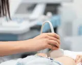 Badanie USG jamy brzusznej. Pęcherz moczowy słabo wypełniony może oznaczać potrzebę nawodnienia lub inne przyczyny.
