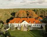 Malowniczy dworek w Wielkopolsce, idealny na agroturystykę z wędkowaniem. Otoczony lasem, oferuje spokój i kontakt z naturą.