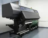 Profesjonalna maszyna Epson do druku solventowego z zielonym wzorem na rolce.