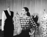 Jacqueline de Ribes, diseñadora, supervisa la confección de un vestido de lunares y otro estampado floral.