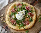 Pizza med burrata, prosciutto och pistagenötter. En härlig kombination av krämighet och sälta.