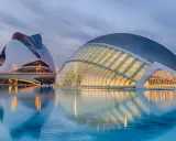Futuristische Architektur in Valencia, Spanien, mit reflektierenden Wassern. Ein Muss für jeden, der die spanien highlights erleben möchte.