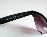 Okulary przeciwsłoneczne z oznaczeniem CE, UV400, CAT 3. Zwróć uwagę na jakość wykonania, np. "Hand Polished".