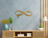 Złoty symbol nieskończoności z napisami "you" i "me" na niebieskiej ścianie, symbolizujący wieczną miłość.