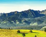 Widok na Tatry z zielonymi łąkami i lasami. To jedno z 10 najpiękniejszych miejsc w Tatrach, idealne na wędrówkę.