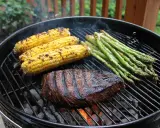 Grillad biff, majskolvar och sparris på en klotgrill. Perfekt för grymma grillrecept en sommardag.