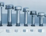 Varios tornillos de diferentes tamaños, con cabezas hexagonales y arandelas. El tornillo 8.8 indica su alta resistencia.