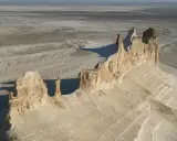 Formazioni rocciose bianche e imponenti nel deserto del **Kazakistan, dove si trova** questo paesaggio surreale.