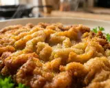 Heiß dampfendes paniertes Schnitzel, goldbraun gebraten. Wie lange paniertes Schnitzel braten? Perfekt knusprig!