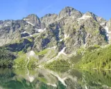 Górskie szczyty odbijają się w tafli Morskiego Oka. To jezioro znajduje się na wysokości 1395 m n.p.m.