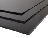 Drei schwarze Styrolplatten liegen übereinander. Sie sind glatt und glänzend und eignen sich für verschiedene Bastelprojekte.