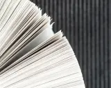 Strony książki, wykonane z delikatnego papieru niepowlekanego, rozchylają się, odsłaniając ich gładką fakturę.