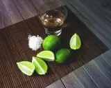 Tequila Sierra, jak pić? Kieliszek złocistego alkoholu, garść soli i soczyste limonki – idealny zestaw na wieczór.