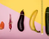 Pomarańczowa papryczka, czerwona papryczka chili, bakłażan, banan i ogórek, każdy w prezerwatywie, ułożone od najmniejszego do największego. Wygląda, jakby zmniejszył mi się członek.