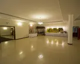 Elegancka sala bankietowa w Dworku Kasztelan Serokomla, gotowa na przyjęcie gości.