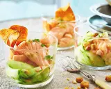 Drei Gläser mit raffinierten Vorspeisen zum Vorbereiten: Lachs-Tatar mit Gurke, Passionsfrucht und knusprigen Chips.