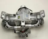 Zwei Zylinder-Motor, Modell Saito FG 41TS, mit Kühlrippen und Auspuffkrümmern.