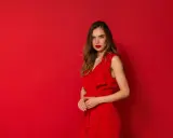 Mujer con piel morena y vestido rojo, labios rojos intensos, un look perfecto para cualquier ocasión.