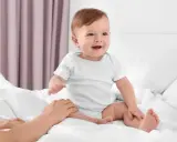 Kiedy dziecko siada? Etapy, wsparcie, czego unikać!