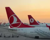 Samoloty Turkish Airlines na lotnisku. W tle zachód słońca, idealny czas na podróż z bagażem podręcznym.