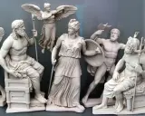 Rzeźby bogów greckich, ukazujące sceny walki i triumfu, odzwierciedlają mitologizację w literaturze, inspirując opowieści o potędze i boskich interwencjach.