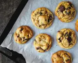 Sept cookies américains aux pépites de chocolat, tout juste sortis du four, prêts à être dégustés. Une recette de cookie américain parfaite !