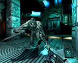 Potwór z Doom 3 BFG Edition spolszczenie czai się w korytarzu. Gracz celuje z broni.