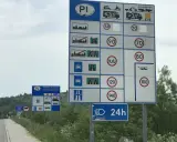 Znaki drogowe w Polsce: ograniczenia prędkości, w tym najniższa prędkość na autostradzie, opłaty drogowe i inne informacje dla kierowców.
