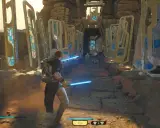 Jedi Survivor: Cal Kestis z niebieskim mieczem świetlnym w starożytnych ruinach, walczy z droidami.