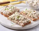 Pyszna pasta z makreli i twarogu na ciemnym pieczywie, posypana szczypiorkiem. Idealna na szybkie śniadanie lub przekąskę.