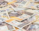 Stos banknotów 200 zł. Zastanawiasz się, komu nie przysługuje rekompensata do emerytury?