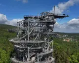 Metalowa konstrukcja z drewnianymi platformami tworzy niezwykły sky walk pośród zielonych lasów. Widok zapiera dech w piersiach.