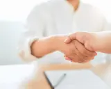 Uścisk dłoni po podpisaniu umowy. W razie niewywiązania się z zobowiązań grozi kara umowna.