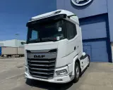 Camión DAF XF 530 blanco, moderno y listo para la carretera. Su diseño aerodinámico promete un bajo consumo.