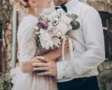 Para młoda trzyma bukiet. Ślub konkordatowy kiedy do USC? To pytanie, które zadaje sobie wiele par.