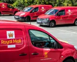 Czerwone furgonetki Royal Mail Polska zaparkowane na placu.