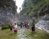 Grupo de senderistas disfrutando de un refrescante baño en el río, un lugar ideal donde bañarse en Yeste.