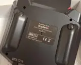 Rückseite eines schwarzen JETI model Senders DS-12 Duplex. Hergestellt in Tschechien.
