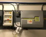 Elcentral med dc-brytare för solceller, uppfyller krav. En växelriktare och dokumentation syns också.