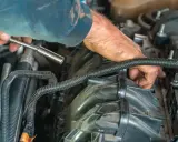 Mechanik wymienia uszczelniacz półosi. Poznaj wymiana uszczelniacza półosi koszt i dowiedz się, jak to zrobić.