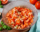 Frischer Tomatensalat mit Zwiebeln und Kräutern, perfekt für ein leichtes Tomatensalat Rezept.